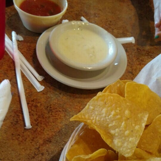 Снимок сделан в Cinco De Mayo Mexican Restaurant пользователем Rhonda D. 2/1/2016