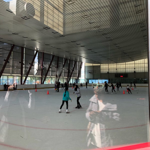 รูปภาพถ่ายที่ Yerba Buena Ice Skating &amp; Bowling Center โดย Shirin J. เมื่อ 8/8/2018