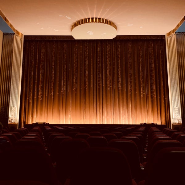 Foto diambil di The Senator Theatre oleh Peter C. pada 2/17/2019