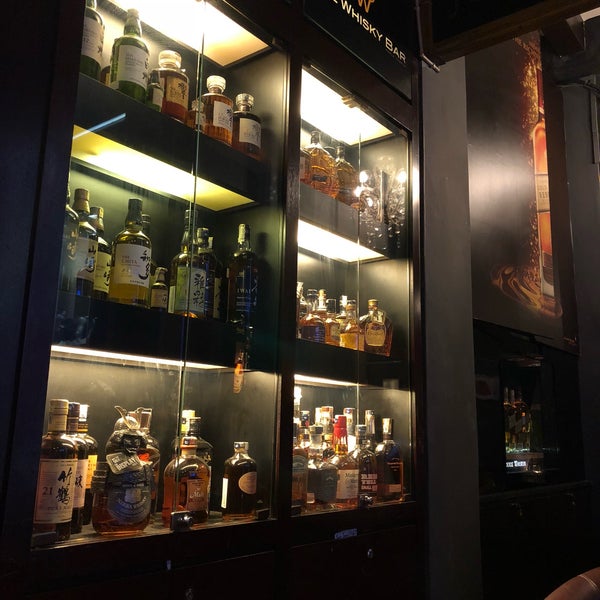 1/9/2018 tarihinde Artid J.ziyaretçi tarafından The Whisky Bar KL'de çekilen fotoğraf