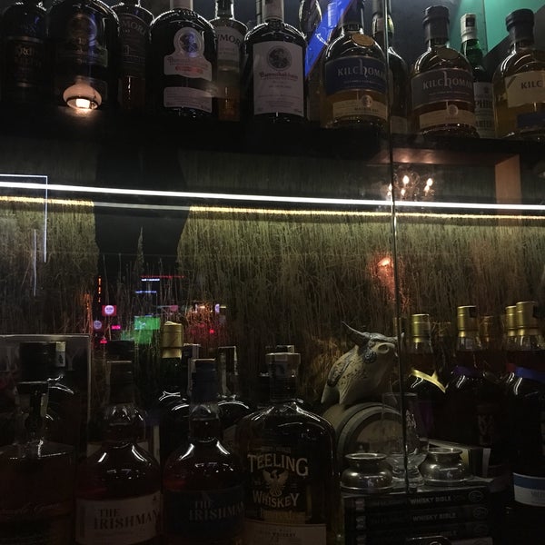 10/3/2017 tarihinde Artid J.ziyaretçi tarafından The Whisky Bar KL'de çekilen fotoğraf