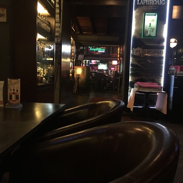 10/3/2017 tarihinde Artid J.ziyaretçi tarafından The Whisky Bar KL'de çekilen fotoğraf