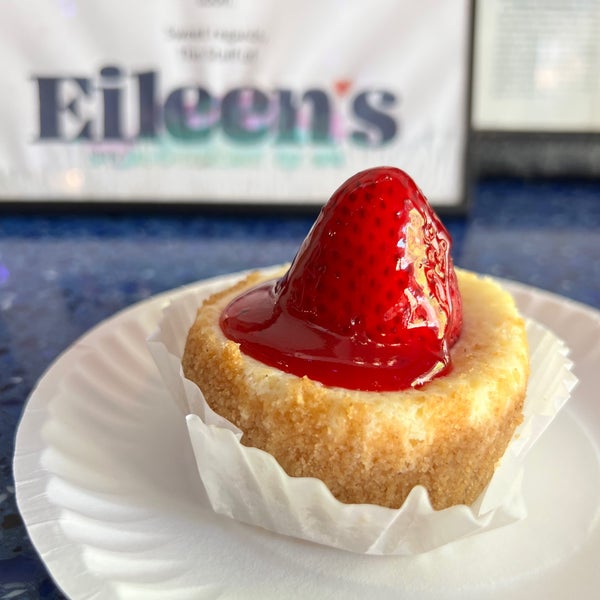 รูปภาพถ่ายที่ Eileen&#39;s Special Cheesecake โดย Artid J. เมื่อ 4/15/2023