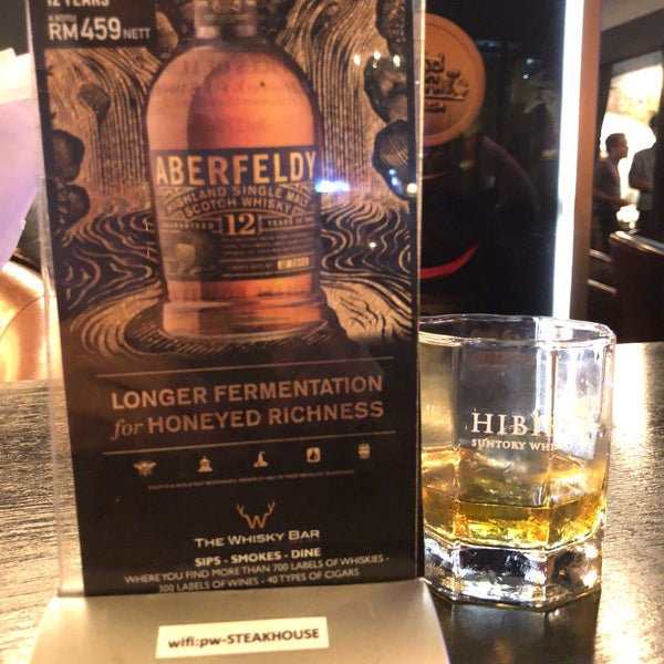 1/9/2018 tarihinde Artid J.ziyaretçi tarafından The Whisky Bar KL'de çekilen fotoğraf