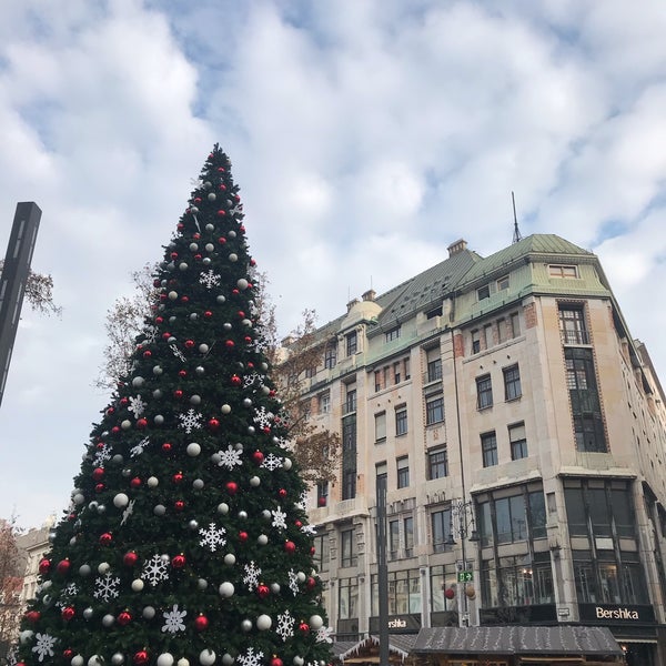 Снимок сделан в Karácsonyi Vásár | Christmas Fair пользователем Marina L. 12/20/2019