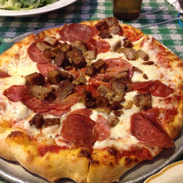 7/23/2014 tarihinde Billy P.ziyaretçi tarafından Gumba&#39;s Italian Restaurant'de çekilen fotoğraf