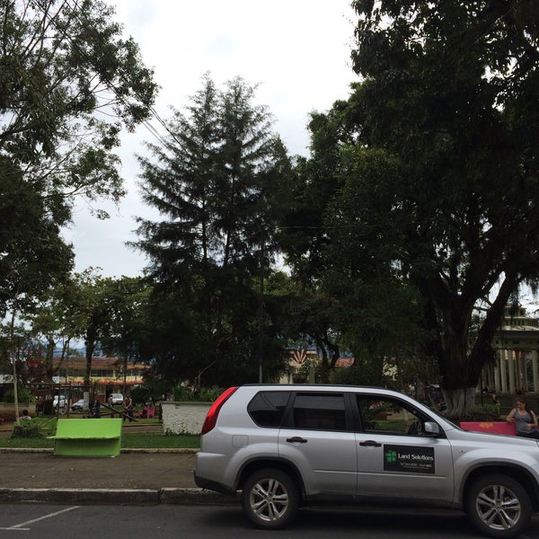 Photo taken at Parque De Turrialba by Nésmer C. on 1/14/2015