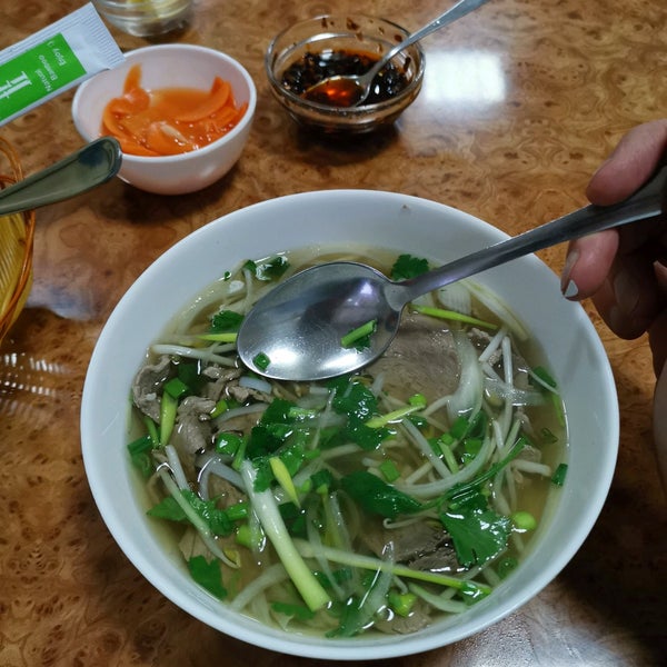 Вьетнамцы люди. Нац головной убор вьетнама. Численность населения вьетнама. Рисовая лапша фо бо. Головной убор вьетнамцев.