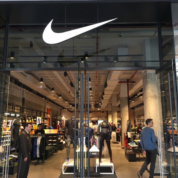 Cardenal Salida en caso Fotos en Nike Store La Maquinista - Sant Andreu - Barcelona, Cataluña