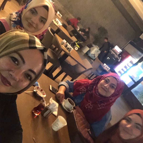 Das Foto wurde bei Karesi Cafe &amp; Restaurant von Büşra G. am 10/23/2018 aufgenommen
