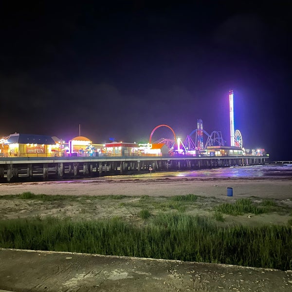Снимок сделан в Galveston Island Historic Pleasure Pier пользователем AR 6/8/2021