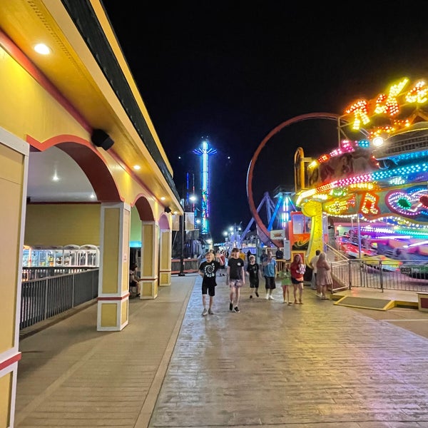 รูปภาพถ่ายที่ Galveston Island Historic Pleasure Pier โดย AR เมื่อ 6/8/2021