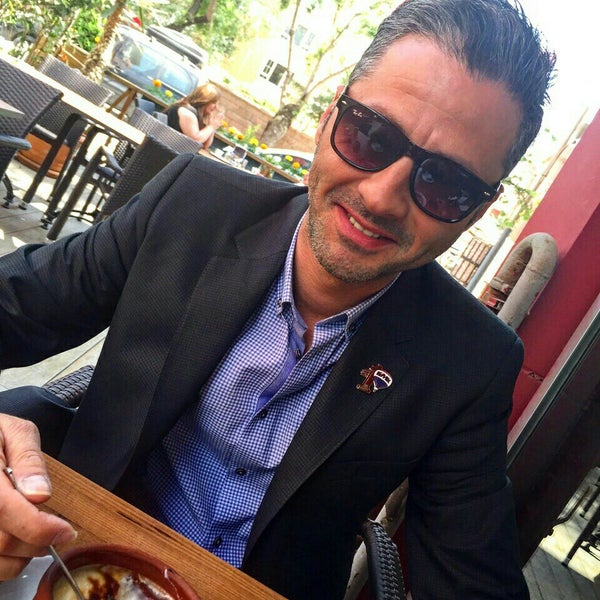 Foto diambil di Veranda Cafe &amp; Restaurant oleh Ümit Ö. pada 5/26/2015