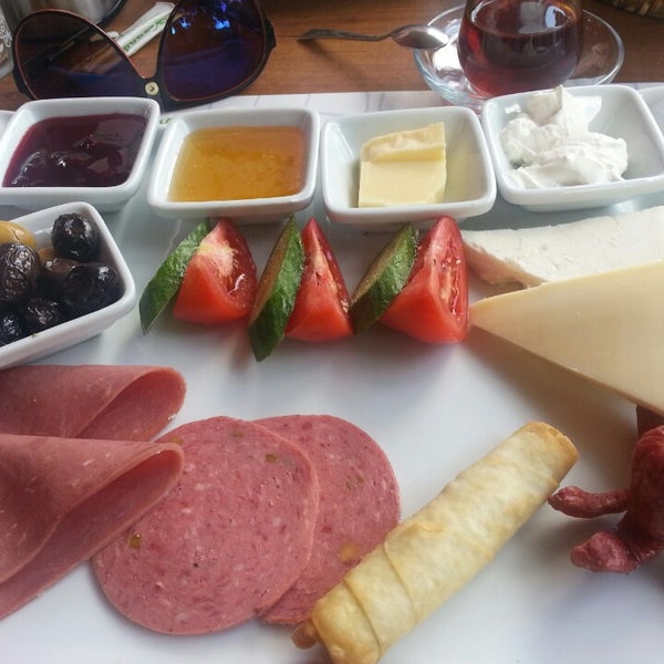 Foto diambil di Veranda Cafe &amp; Restaurant oleh Ümit Ö. pada 9/24/2014