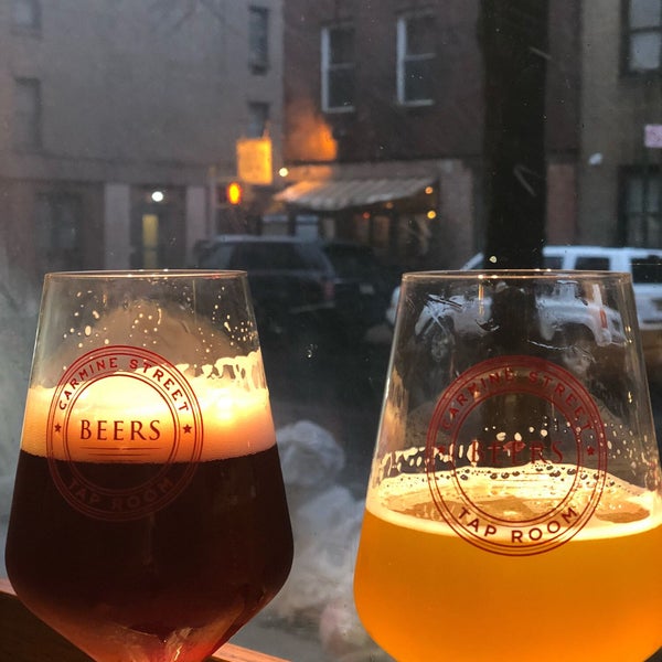 Foto tirada no(a) Carmine Street Beers por Evan M. em 3/2/2018