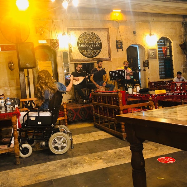 Photo taken at Büdeyri Âlâ Cafe by Yasmin 🌸 on 9/9/2020