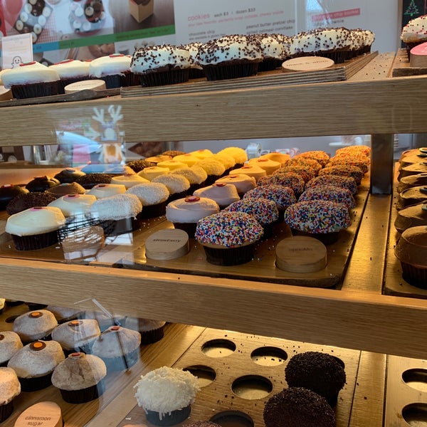 Photo taken at Sprinkles Beverly Hills Cupcakes by Nazi on 12/24/2018