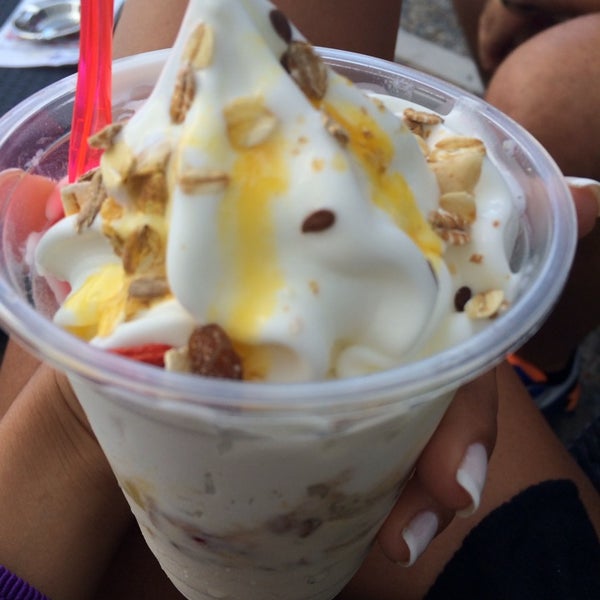 รูปภาพถ่ายที่ YAOURTAKI - Frozen Yogurt - Ice Cream - Coffee - Smoothie โดย Georgia❤ N. เมื่อ 8/30/2014