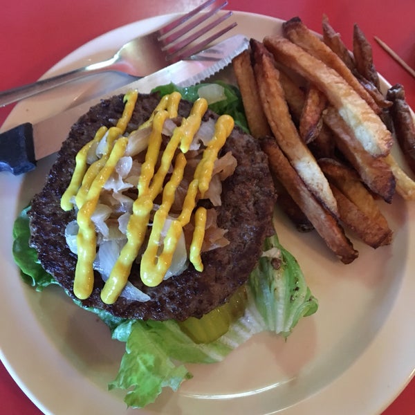 2/22/2017 tarihinde Manda M.ziyaretçi tarafından Hut&#39;s Hamburgers'de çekilen fotoğraf