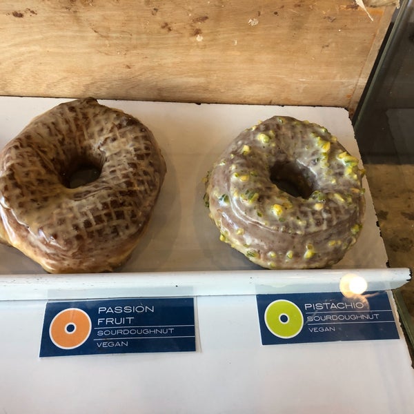 2/22/2020 tarihinde Annie K.ziyaretçi tarafından Doughnut Plant'de çekilen fotoğraf