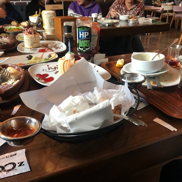 รูปภาพถ่ายที่ Zoom Cafe Restaurant โดย Serkan เมื่อ 3/1/2019