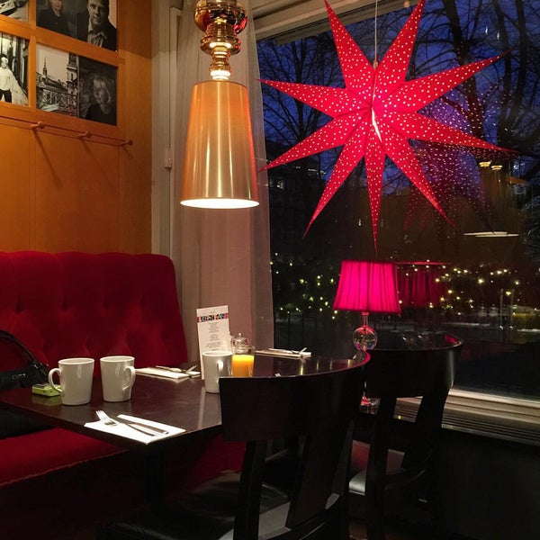 12/24/2015 tarihinde Win S.ziyaretçi tarafından Café Rival'de çekilen fotoğraf
