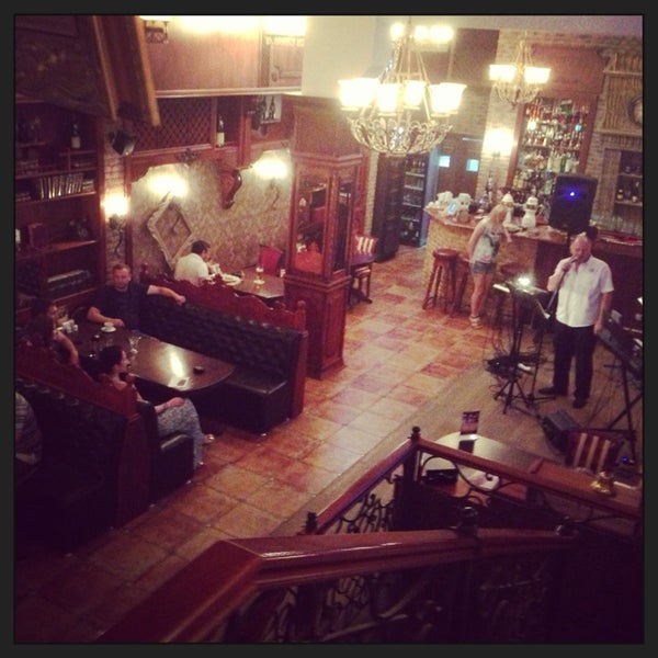 6/28/2013 tarihinde Tamara J.ziyaretçi tarafından Churchill Pub / Черчилль Паб'de çekilen fotoğraf