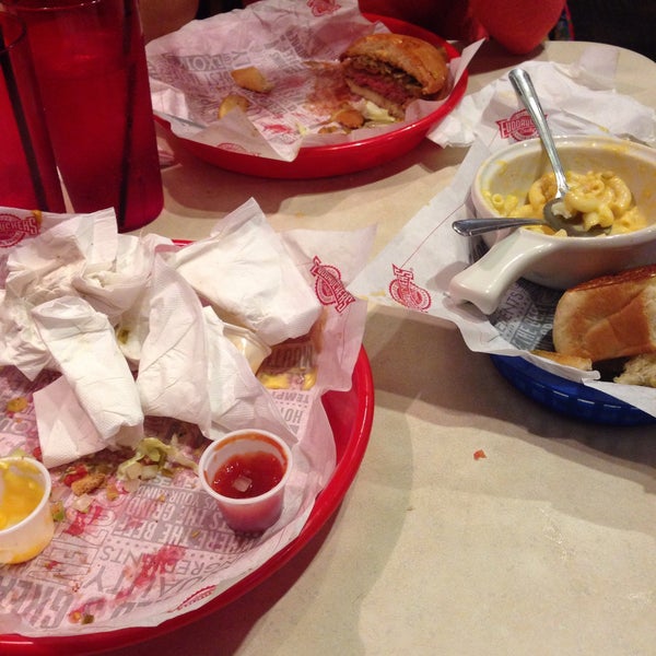 Photo taken at Fuddruckers by Hector F. on 8/15/2015