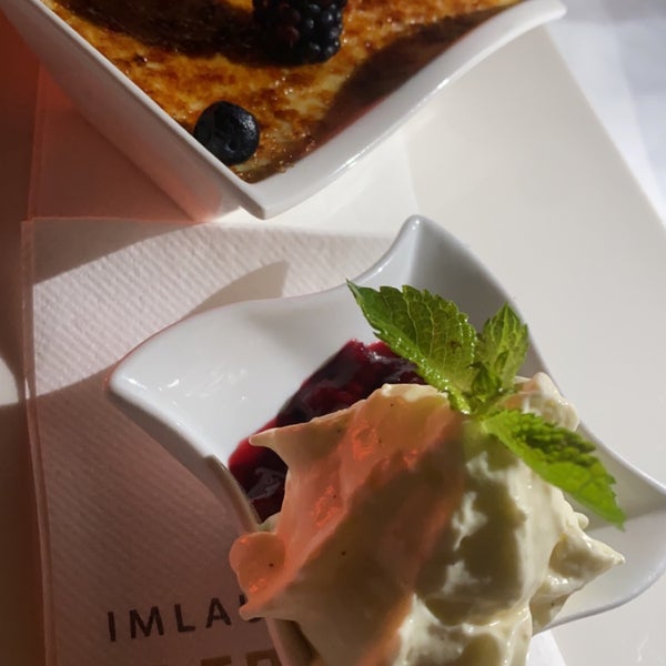 Foto diambil di IMLAUER Sky Bar &amp; Restaurant oleh Sultan A. pada 8/18/2022