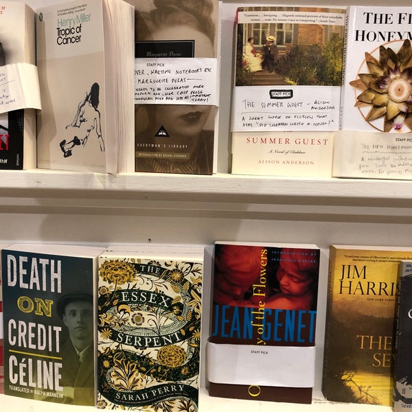 Foto diambil di The English Bookshop oleh 𝚝𝚛𝚞𝚖𝚙𝚎𝚛 . pada 12/29/2018
