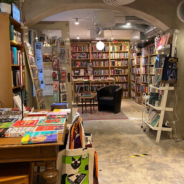 Photo taken at The English Bookshop by 𝚝𝚛𝚞𝚖𝚙𝚎𝚛 . on 7/6/2020
