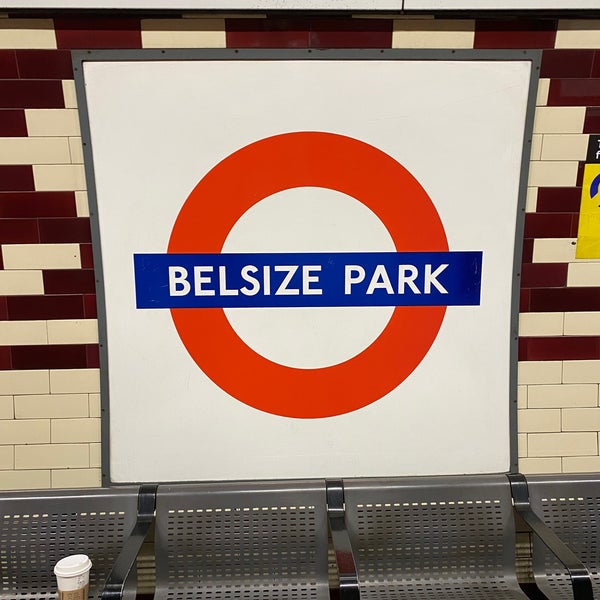 Photo taken at Belsize Park London Underground Station by 𝚝𝚛𝚞𝚖𝚙𝚎𝚛 . on 5/6/2022