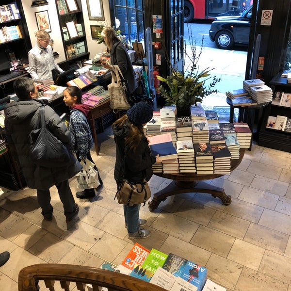 Photo taken at Hatchards by 𝚝𝚛𝚞𝚖𝚙𝚎𝚛 . on 1/7/2020