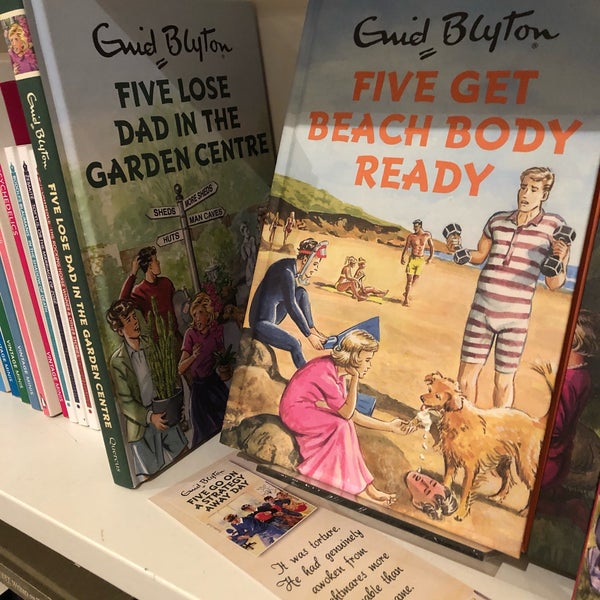 12/29/2018 tarihinde 𝚝𝚛𝚞𝚖𝚙𝚎𝚛 .ziyaretçi tarafından The English Bookshop'de çekilen fotoğraf