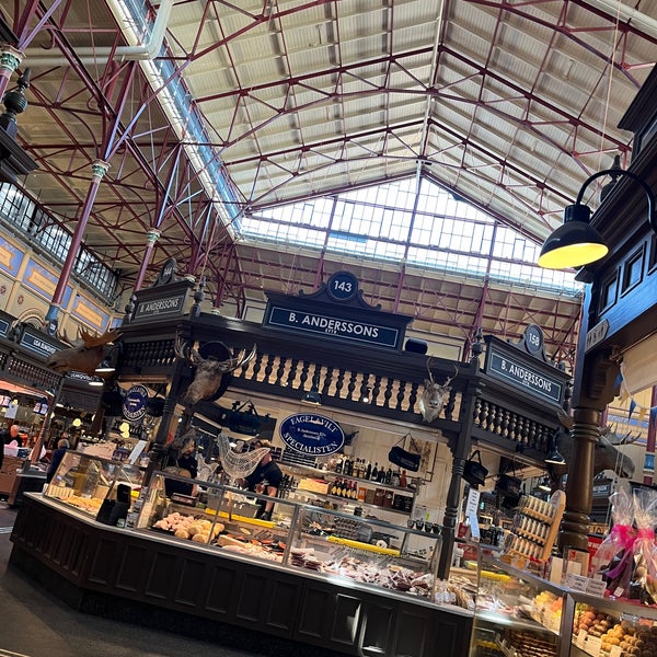 Photo taken at Östermalms Saluhall by 𝚝𝚛𝚞𝚖𝚙𝚎𝚛 . on 6/10/2023