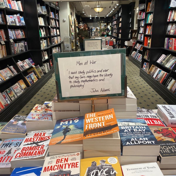 Photo taken at Hatchards by 𝚝𝚛𝚞𝚖𝚙𝚎𝚛 . on 5/7/2022