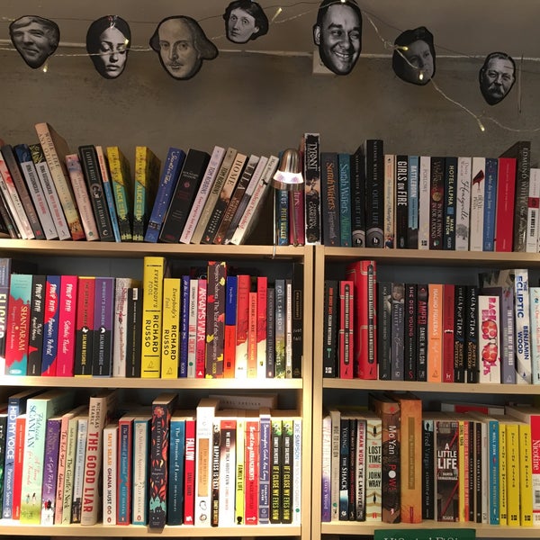 6/13/2017 tarihinde 𝚝𝚛𝚞𝚖𝚙𝚎𝚛 .ziyaretçi tarafından The English Bookshop'de çekilen fotoğraf