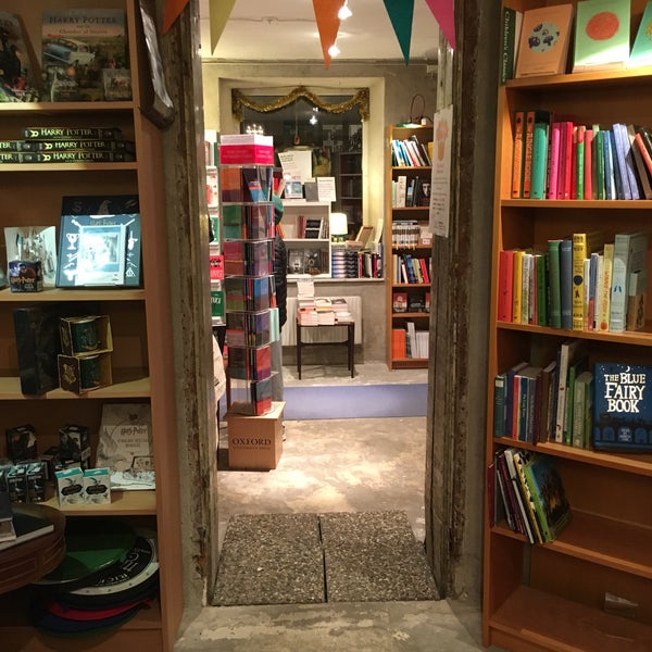 Foto tomada en The English Bookshop  por 𝚝𝚛𝚞𝚖𝚙𝚎𝚛 . el 12/22/2016