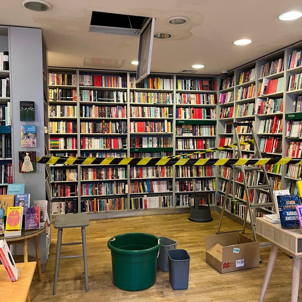 Foto scattata a London Review Bookshop da 𝚝𝚛𝚞𝚖𝚙𝚎𝚛 . il 3/22/2023