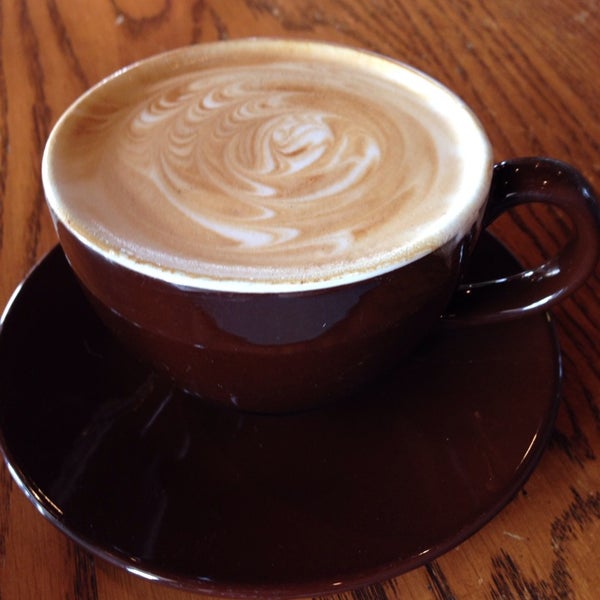 4/26/2014 tarihinde Brett H.ziyaretçi tarafından Solid Grounds Coffee House'de çekilen fotoğraf