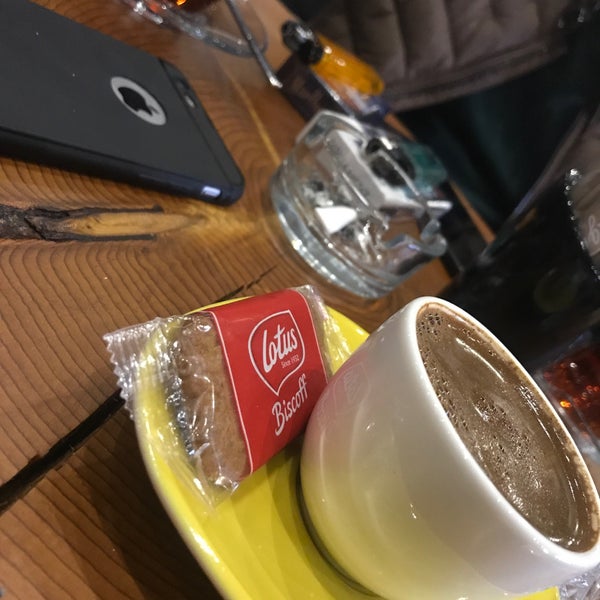 Foto diambil di Local Coffee House oleh Yağmur T. pada 11/11/2018