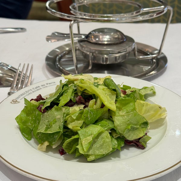 Foto diambil di Entrecote Café de Paris oleh Mj 🗽 pada 1/24/2024