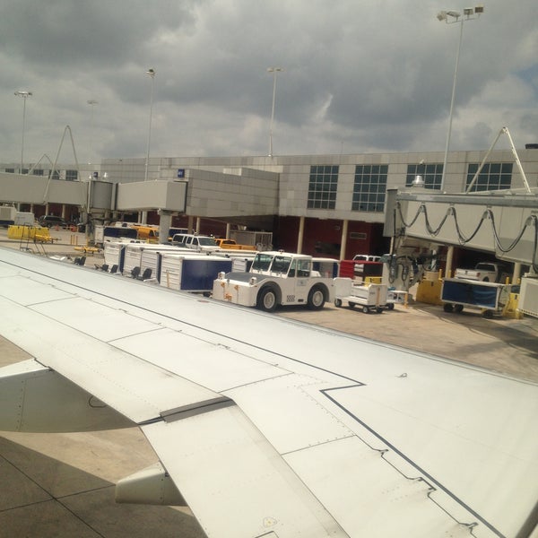 4/30/2013 tarihinde 💗Dany G.ziyaretçi tarafından San Antonio International Airport (SAT)'de çekilen fotoğraf