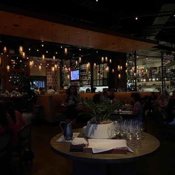 Foto diambil di Olive &amp; Ivy Restaurant + Marketplace oleh Saud pada 10/3/2021