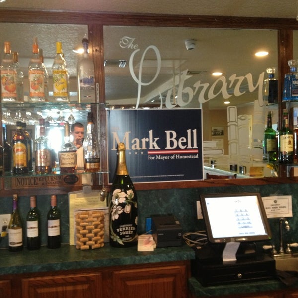 Foto diambil di The Whistle Stop Restaurant &amp; Bar oleh Stephen M. pada 9/13/2013