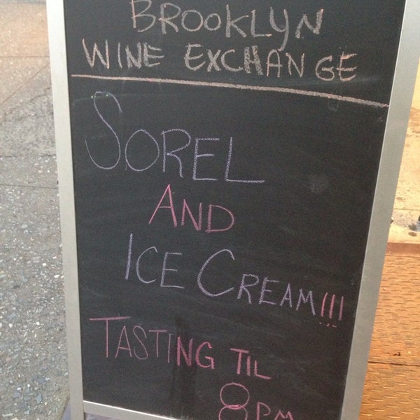 Photo prise au Brooklyn Wine Exchange par Jackie S. le7/27/2013