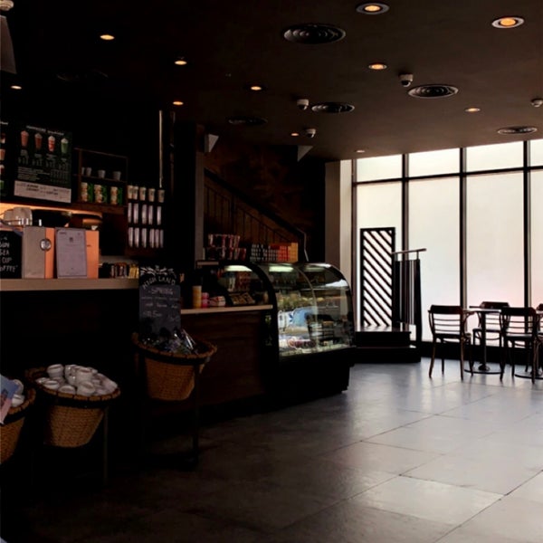 Foto tirada no(a) Starbucks por Abdullah H. em 7/24/2022