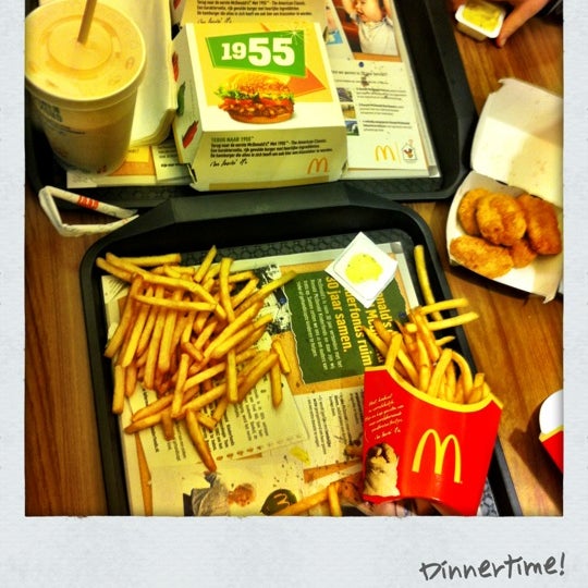 รูปภาพถ่ายที่ McDonald&#39;s โดย Mark v. เมื่อ 12/16/2012