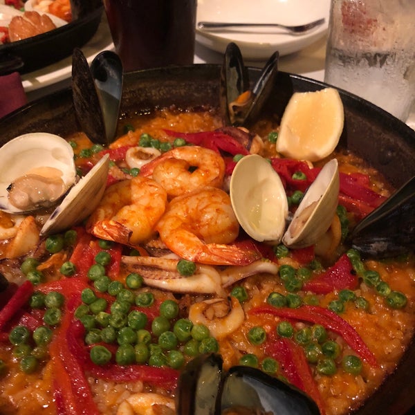 Das Foto wurde bei Barcelona Restaurant &amp; Bar von Abdulaziz am 10/6/2018 aufgenommen