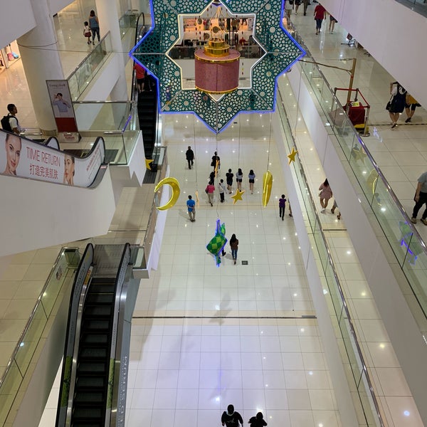 Foto tomada en Suria Sabah Shopping Mall  por Shimotsuki_myon el 6/23/2019
